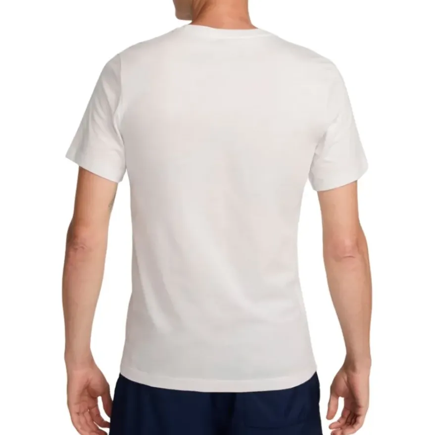Vista lateral da camiseta masculina Nike branca com estampa Just Do It e logo azul